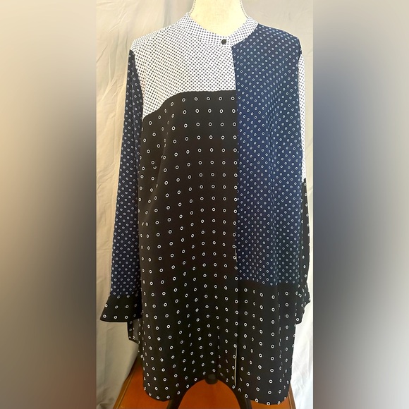 Alfani Tops - NWT ALFANI in 3X size tunic blouse in navy blue & white with hidden buttons